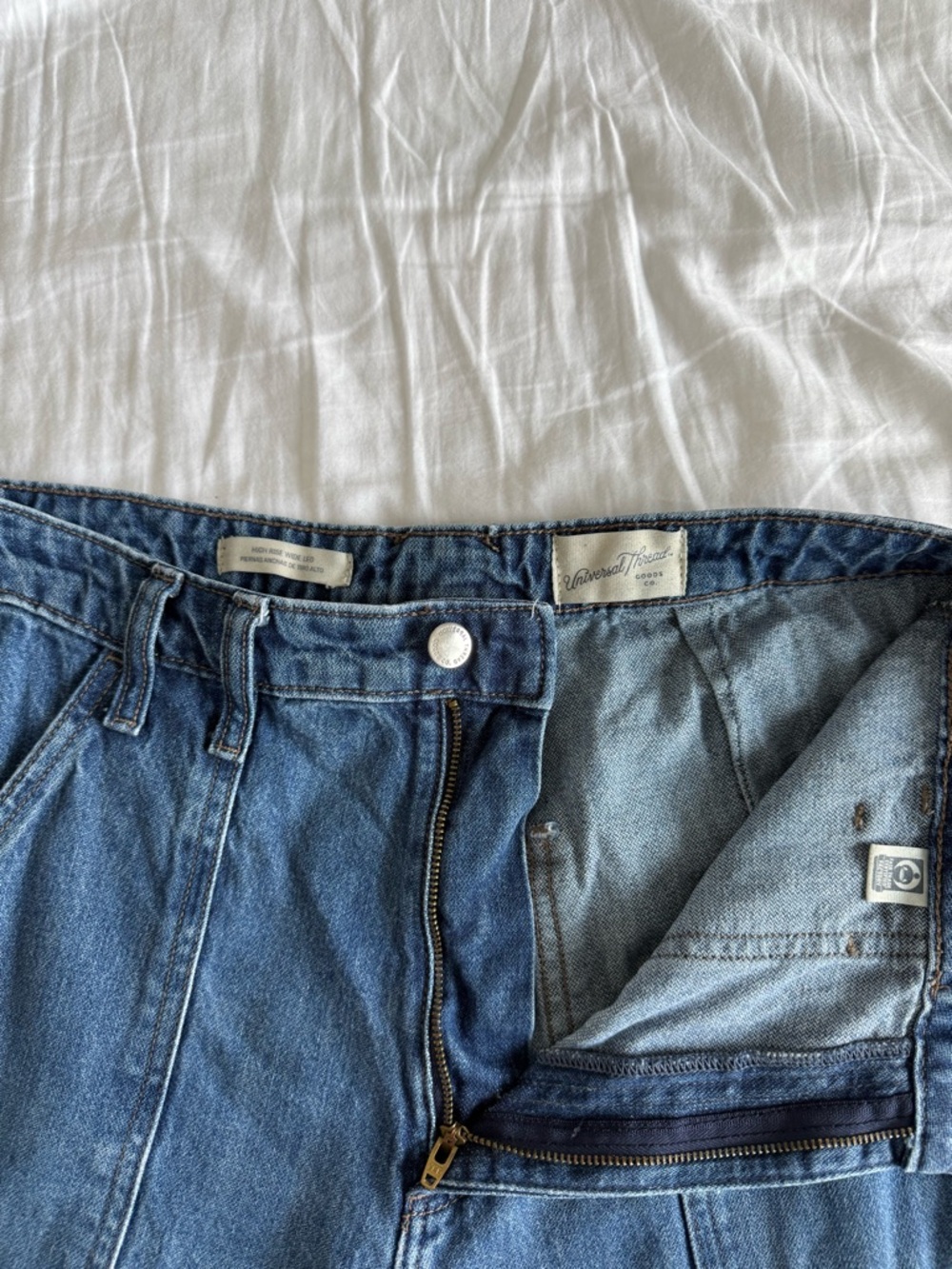 Universal Thread - Light Wash Denim Jeans - Picture 4 of 8